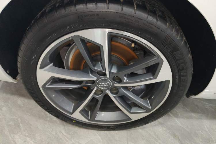 Used Audi A4L 2020 40 TFSI Fashionable and Elegant Model Right Rear Wheel Hub