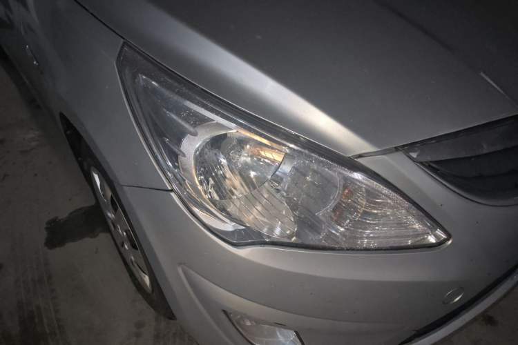 Used Hyundai Verna (older generation) 2010 Sedan 1.4L Manual Comfort GS Right Front Headlight