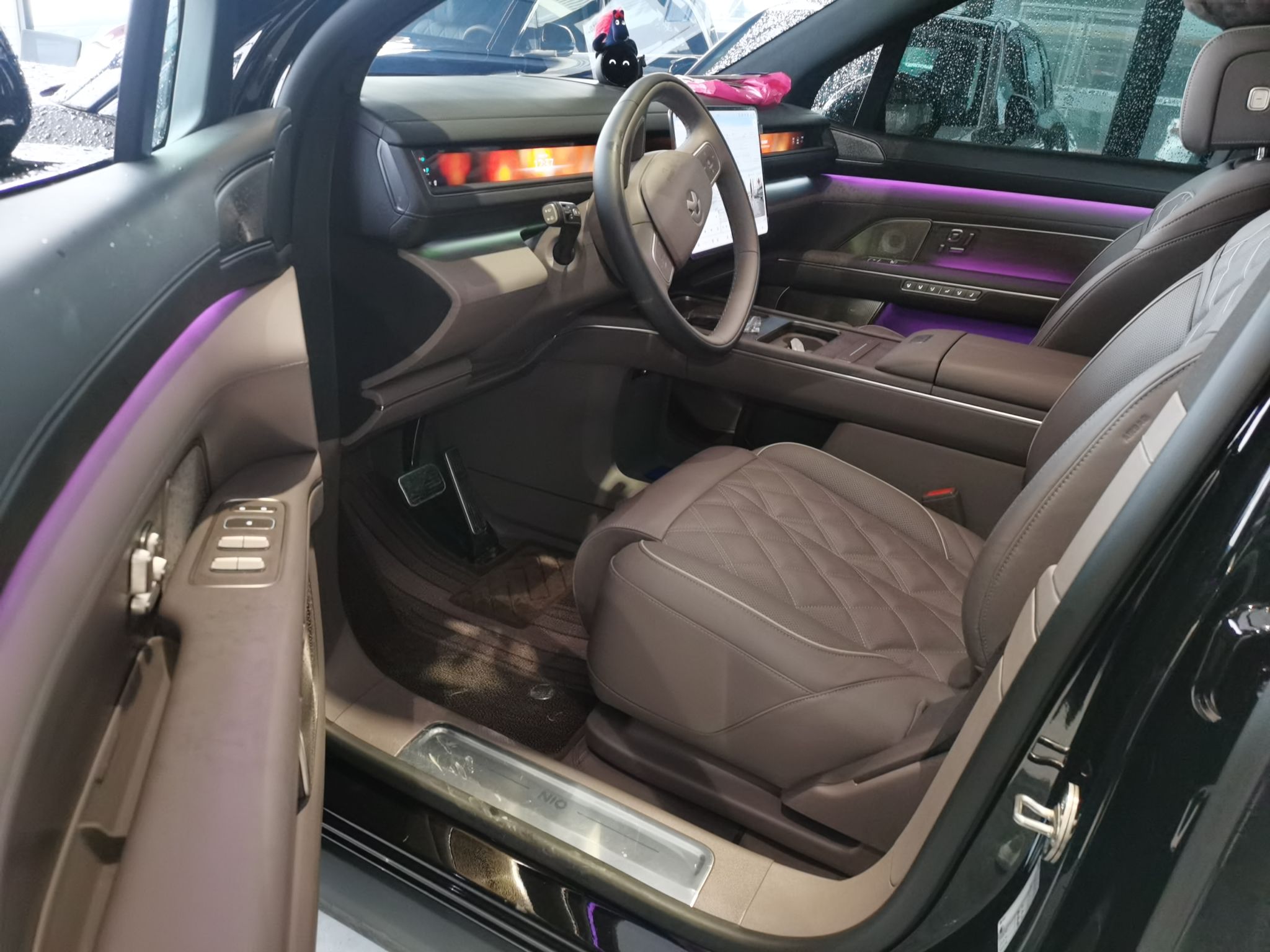 المقاعد الأمامية داخل السيارة