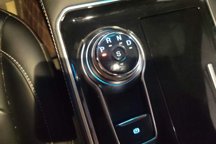 Used Ford Edge 2021 PLUS EcoBoost 245 Two-Wheel-Drive Titanium 7-Seater Gear Lever