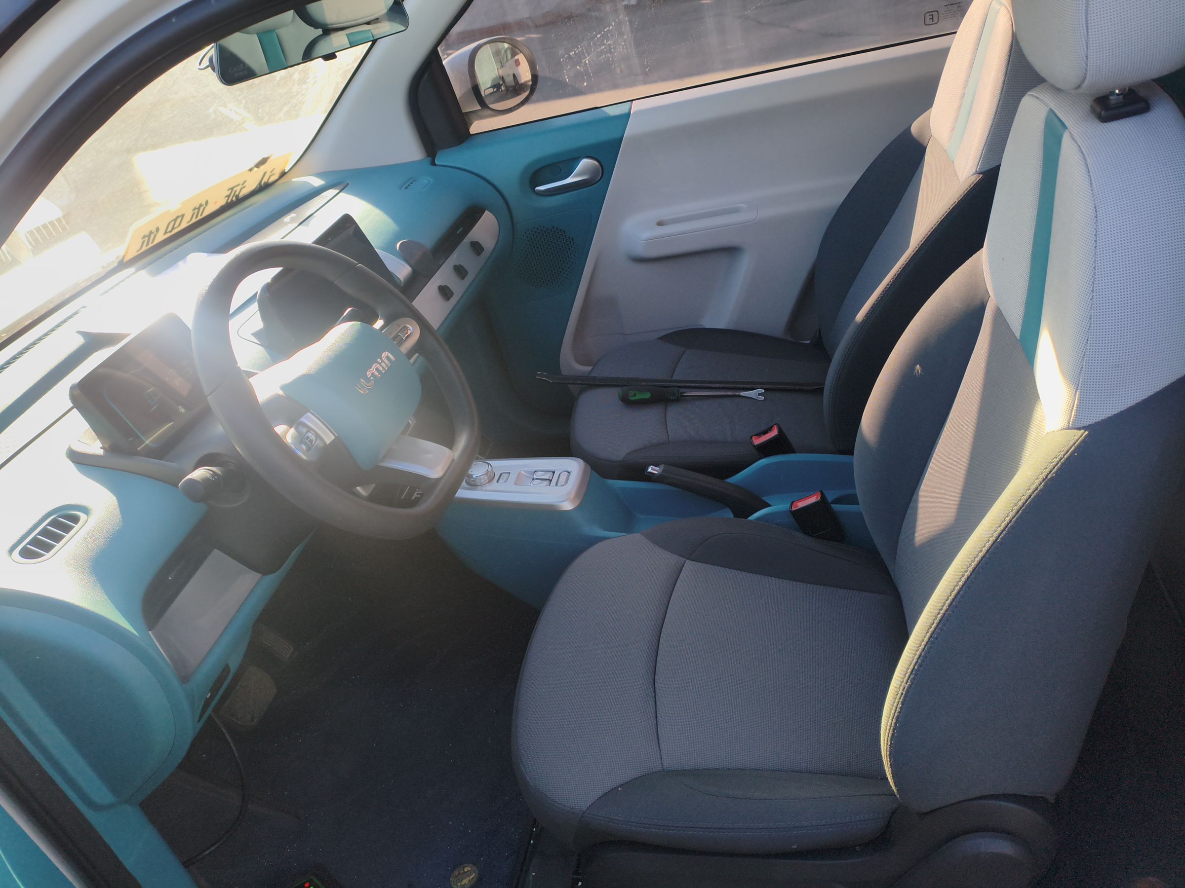 Переднее сиденье в автомобиле