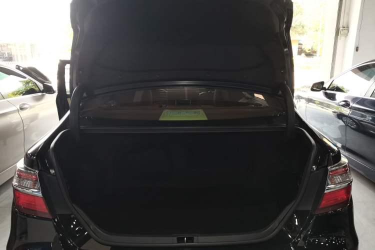 Used Toyota Camry 2015 Dual-Engine 2.5 HG Luxury Navigation Edition
