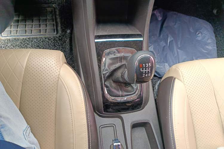 Used Baojun 310W 2017 1.5L Manual Fashion Model China V Gear Lever