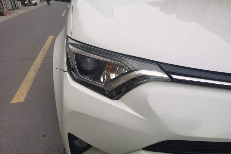 Used Toyota RAV4 2019 2.0L CVT Two-Wheel Drive Luxury Version China VI Standard