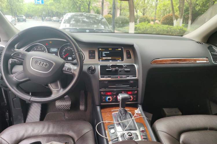 Used Audi Q7 2014 35 TFSI Sport Edition Center Console