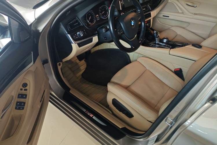 Used BMW 5 Series 2015 535Li Leading Model
