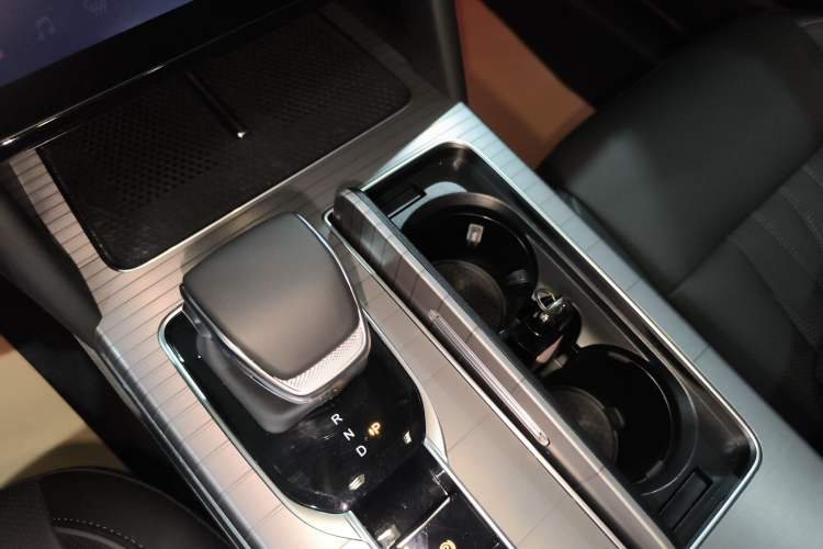 Used Hongqi HS7 PHEV 2024 2.0T PHEV Four-Wheel Drive Flagship Edition 6 Seats Gear Lever