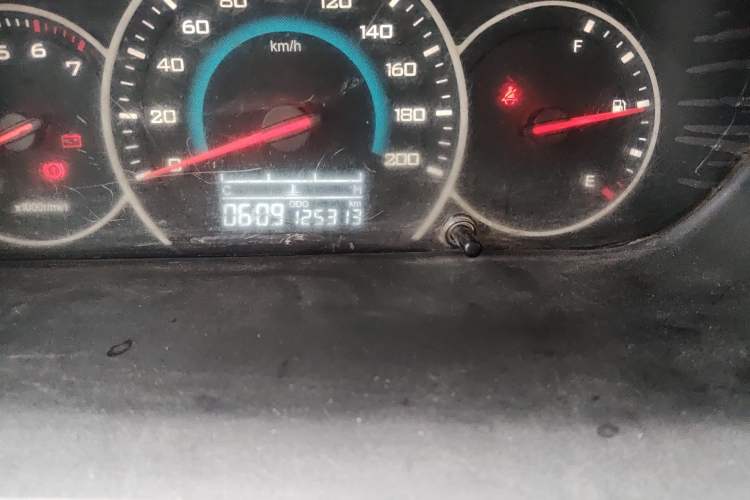 Used Wuling Rongguang V 2015 1.5L Base Version Odometer Close Up