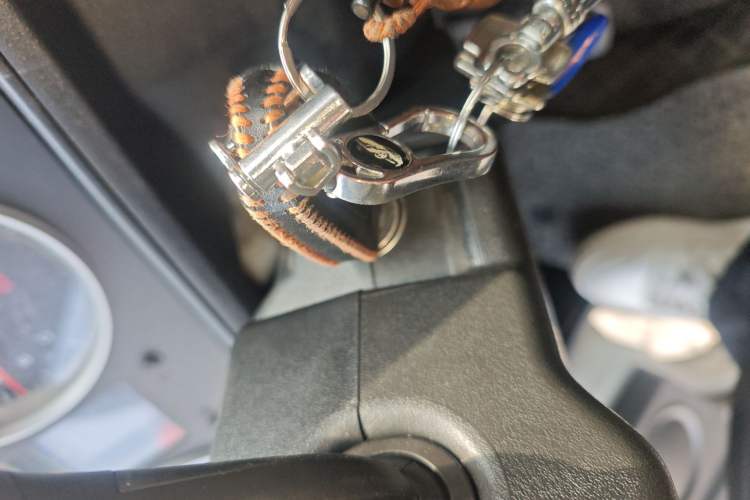 Used Iveco Daily 2021 2.5T A35 M1 Passenger Van 5-9 Seater Short Wheelbase Mid-Roof Design Dual Tires Manual Doors Vehicle Key