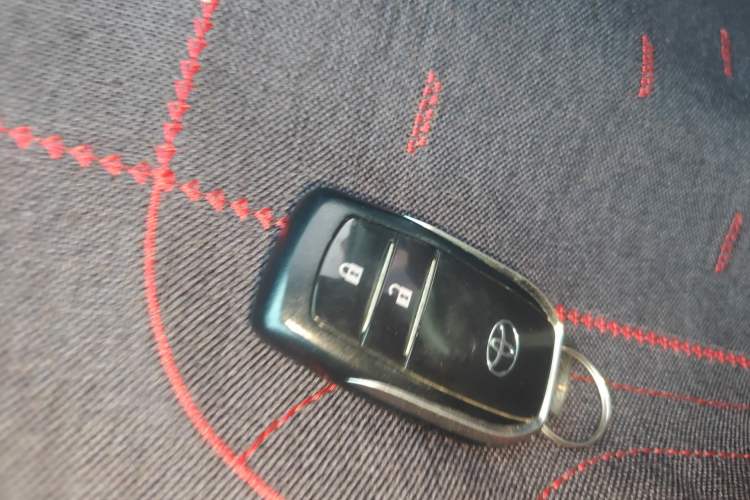 Used Toyota RAV4 2016 2.0L CVT Two-Wheel Drive Fashion Edition China V Standard Vehicle Key