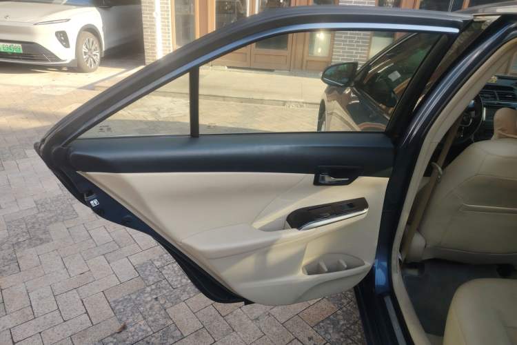 Used Toyota Camry 2015 2.0G Luxury Edition
