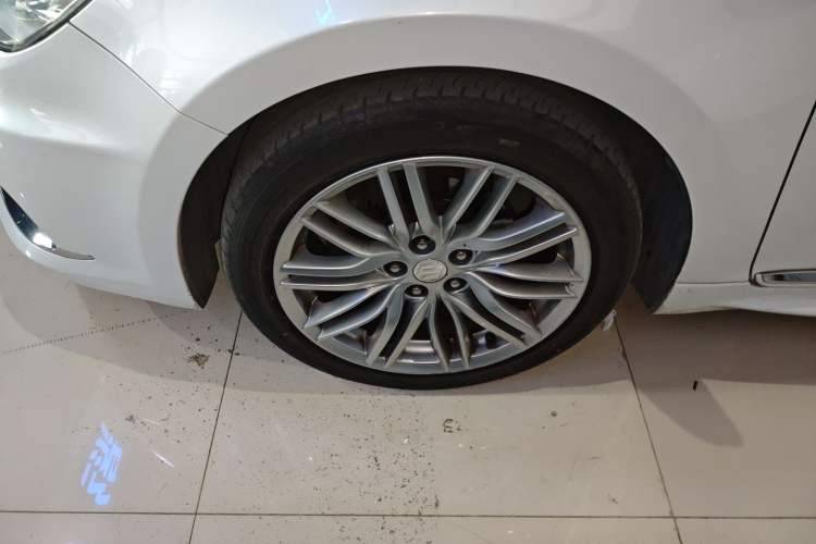 Used Suzuki Kizashi 2011 2.4L Two-Wheel Drive Luxury Navigation Edition
