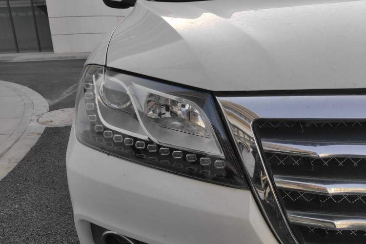 Used Haval H2 2017 Red-Label 1.5T Manual Two-Wheel Drive Comfort Model Right Front Headlight