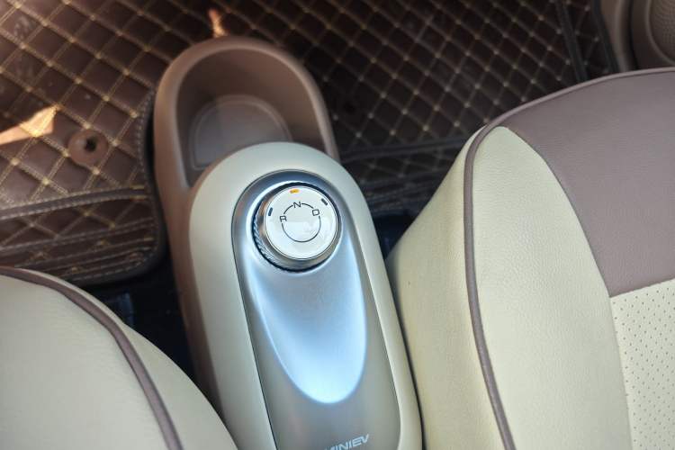 Used Wuling Hongguang MINIEV 2025 Four-Door Version Advanced Edition Gear Lever