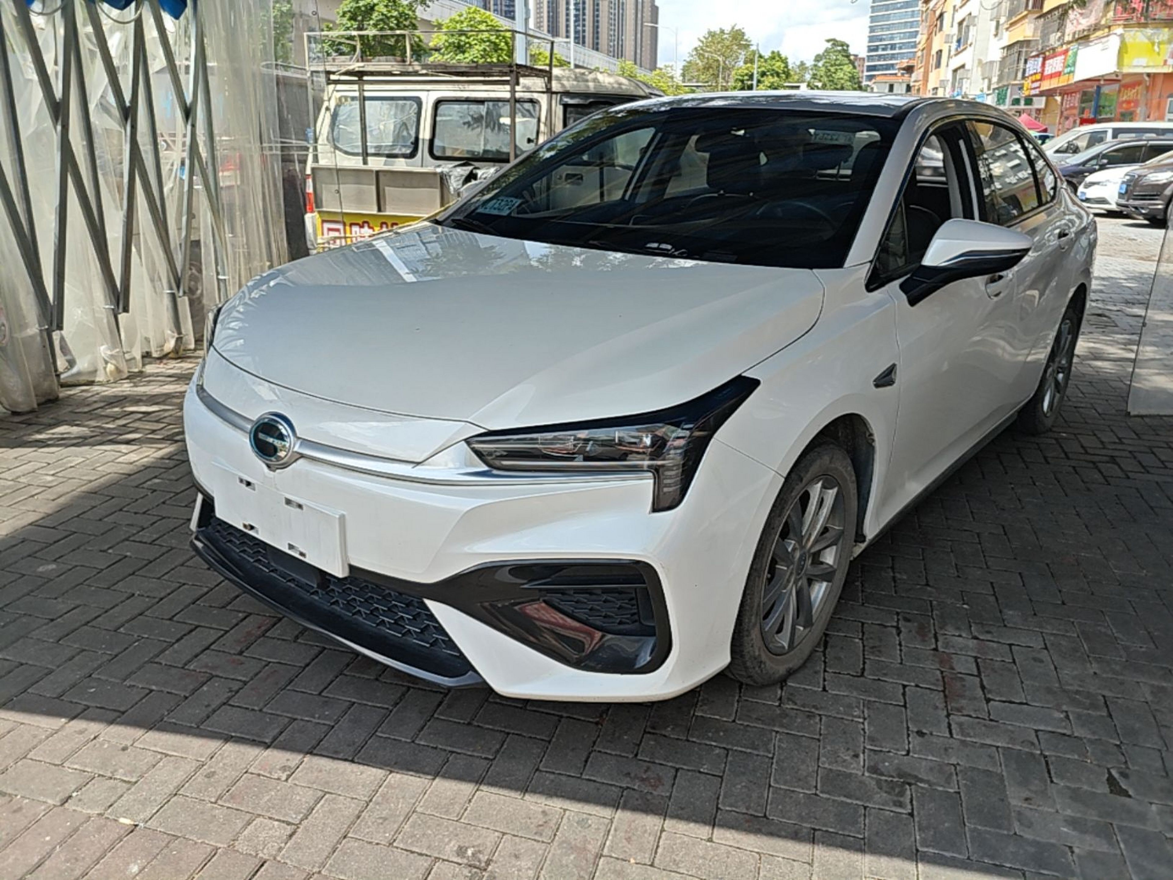 Под передней частью автомобиля