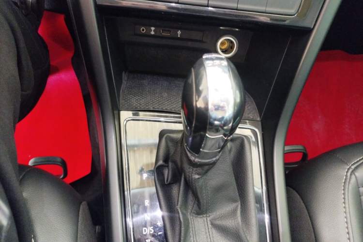 Used Volkswagen Touran 2018 Volkswagen Touran L 280TSI DSG Comfort Edition 7 Seats China VI Standard Gear Lever