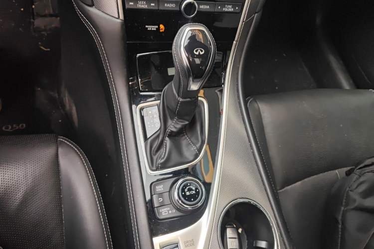 Used Infiniti Q50L 2018 2.0T Enjoyment Version China VI Standard
