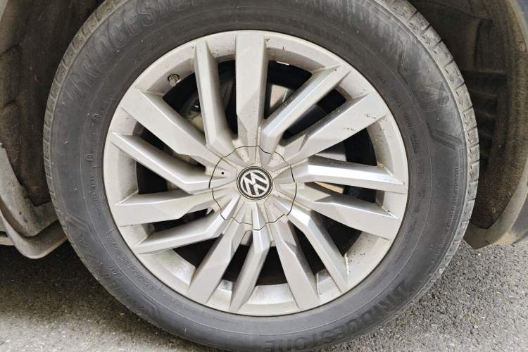 Used Volkswagen Touareg 2020 2.0 TSI RuiShang Edition China VI Standard Right Front Wheel Hub