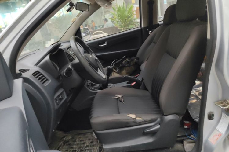 Used Isuzu JLM 2018 2.0T Two-Wheel-Drive Gasoline Luxury Version with Extended Cargo Bed 4K21D4T Left Front Seat