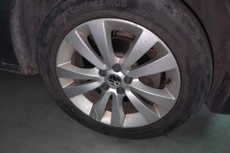 Used Volkswagen Bora 2012 1.4T Automatic Luxury Version Right Front Wheel Hub