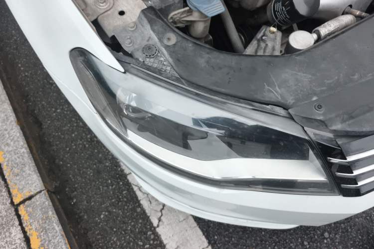 Used Volkswagen Bora 2015 Qihui Edition 1.6L Automatic Fashion Model Right Front Headlight