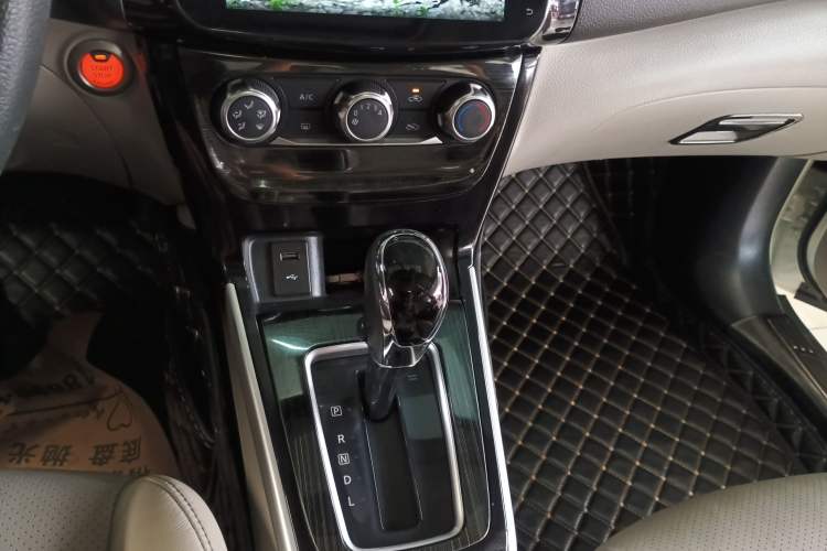 Used Nissan Sylphy 2019 1.6XV CVT Smart Connect Luxury Edition China VI Standard Gear Lever
