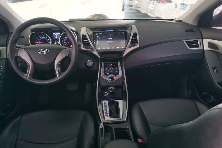 Used Hyundai Elantra (5th Generation / Langdong) 2012 1.6L Automatic Leading Model Center Console