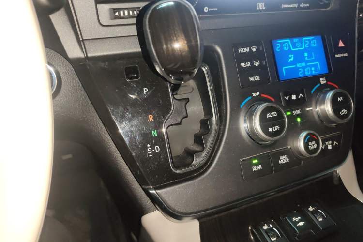 Used Toyota SIENNA 2018 3.5L Four-Wheel Drive SE Version 7 Seats U.S. Specification Gear Lever