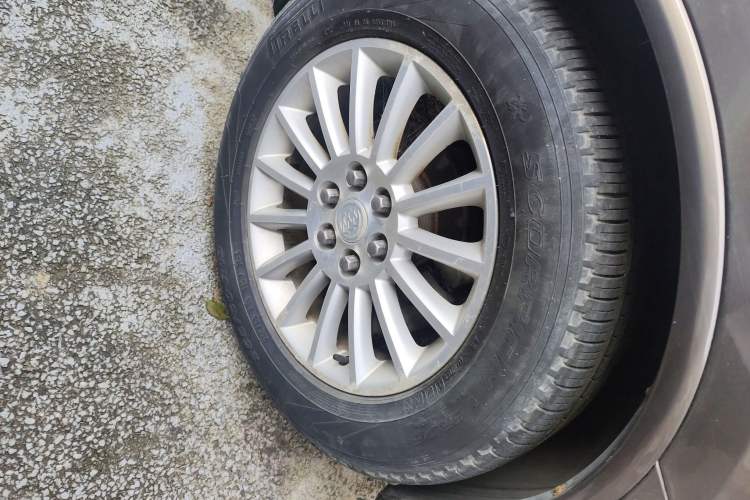 Used Buick Enclave 2010 3.6L Elite Edition Right Front Wheel Hub