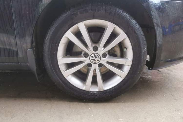 Used Volkswagen Sagitar 2010 1.4 TSI Automatic Luxury Model Right Front Wheel Hub