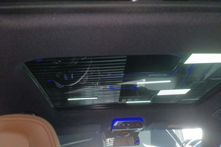 Used Mercedes-Benz E-Class New Energy 2024 E 350 e L Plug-in Hybrid Sedan Headliner