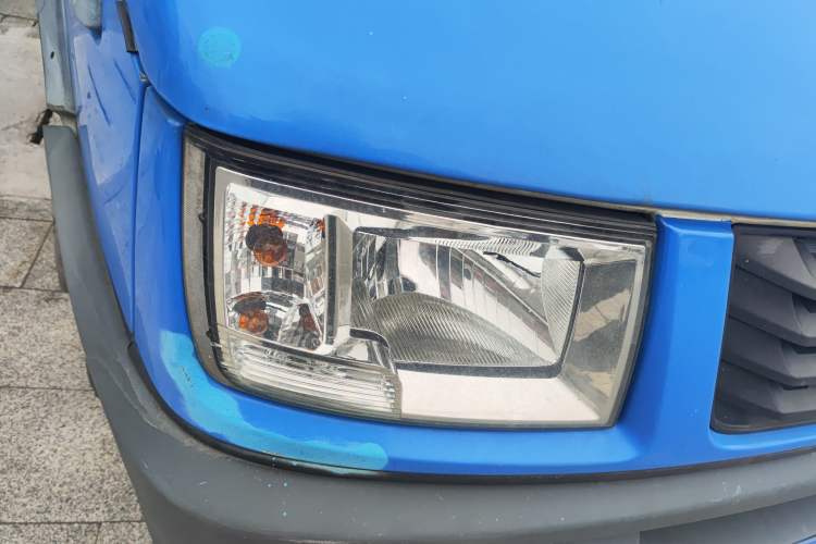 Used Iveco Daily 2020 2.5T A35 Passenger Van with Dual Tires Mid-Roof Design 5-9 Seater Side-Sliding Door China V Emission Standard
