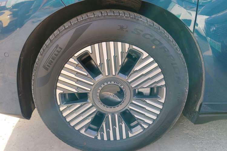 Used Geely Galaxy LEVC L380 2024 140-Degree 6-Seater All-Wheel-Drive Ultra