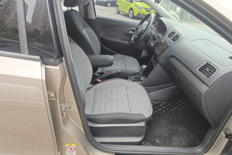 Used Volkswagen Polo 2016 1.6L Cross Polo Automatic
