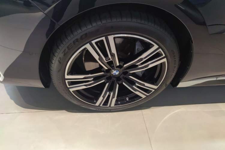 Used BMW 7 Series 2023 740Li Luxury Edition M Sport Package Left Front Wheel Hub