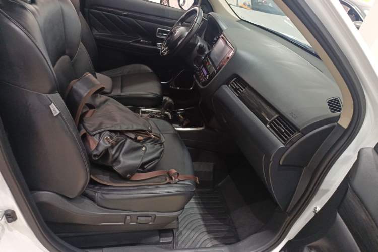 Used Mitsubishi Outlander 2019 2.0L Two-Wheel Drive Comfort Edition 7-Seater China VI Standard