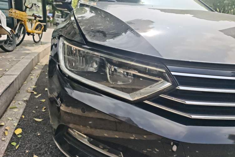 Used Volkswagen Magotan 2018 330TSI DSG Advanced Model Right Front Headlight