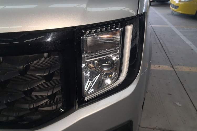 Used JMC Fushun 2023 2.0T Automatic Short-Wheelbase Low-Roof Commercial & Multi-Purpose Passenger Vehicle 6 Seats with Lift-Up Tailgate
