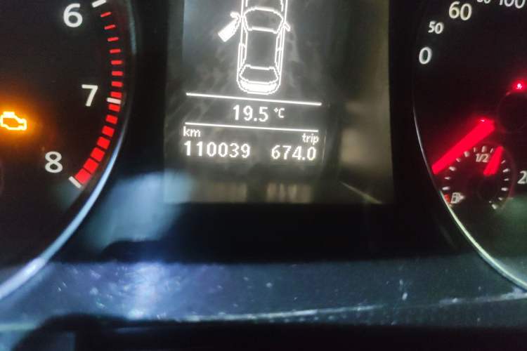 Used Volkswagen Magotan 2012 1.8TSI Luxury Model Odometer Close Up