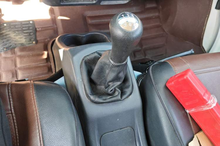 Used Jinbei Hiace X30 2023 1.5L Super-Comfortable Passenger Van 5/6/7-Seater Non-Air-Conditioned Version Model SWC15M
