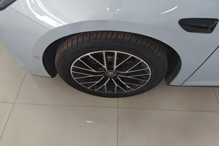 Used BYD Qin L 2025 DM-i Smart Drive 120KM Excellence Model Left Front Wheel Hub