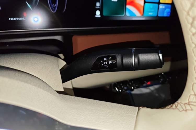 Used ORA Good Cat 2023 401 km Standard Range Premium Version Lithium Iron Phosphate
