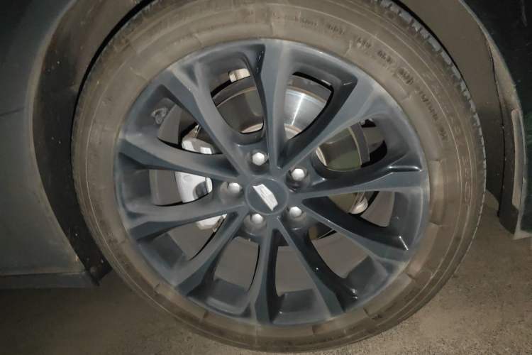 Used Cadillac CT5 2021 Revised 28T Luxury Version Right Front Wheel Hub