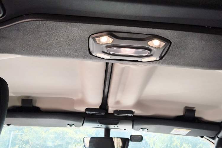 Used Jeep Wrangler 2019 2.0T Sahara Four-Door Version China VI Emission Standard