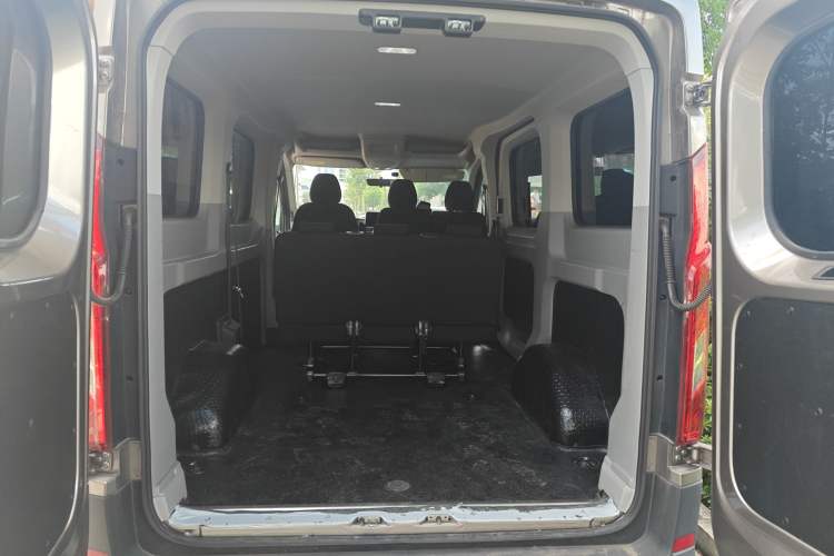 Used SAIC MAXUS Xintu V90 2022 2.0T AMT Yunjie Front-Wheel-Drive Short Wheelbase Mid-Roof Design with Single Rear Tire and 6 Seats