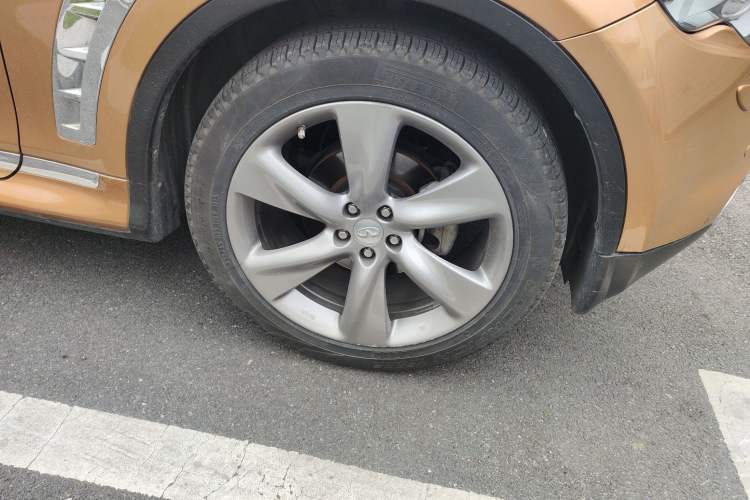 Used Infiniti QX70 2013 3.7L Standard Edition Right Front Wheel Hub