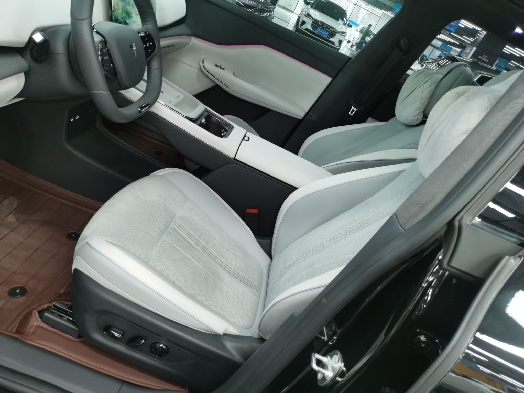 Переднее сиденье в автомобиле