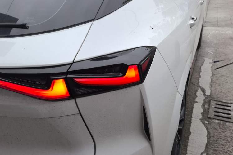 Used CHANGAN OSHAN Z6 2022 Blue Whale 1.5T DCT Smart Edition Exterior 3