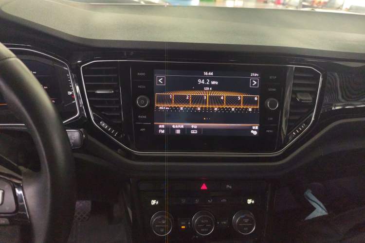 Used Volkswagen T-ROC 2018 280TSI DSG Two-Wheel Drive Luxury Version China VI Standard Audio And AC Panel