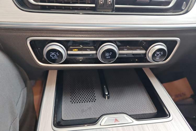 Used Hongqi HS5 2025 2.0T Two-Wheel Drive 600 000-Vehicle Commemorative Edition Audio And AC Panel